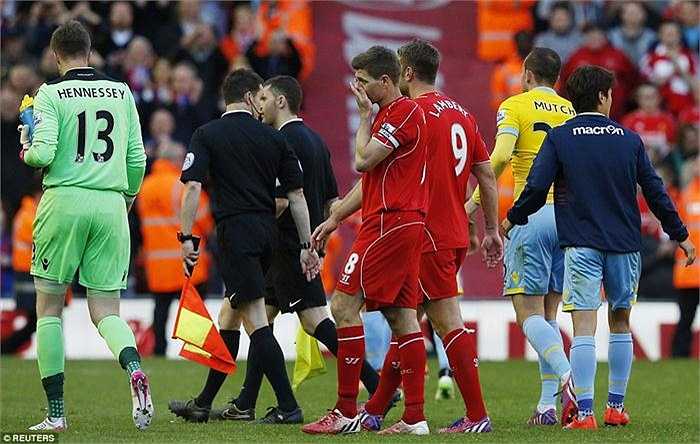 Dường như Gerrard đang cố không kìm nén những giọt nước mắt trong ngày chia tay nơi anh đã gắn bó từ khi mới chập chững bước chân vào làng bóng đá