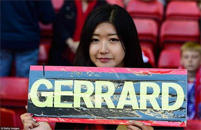 Một CĐV châu Á xinh đẹp xuất hiện trên khán đài Anfield