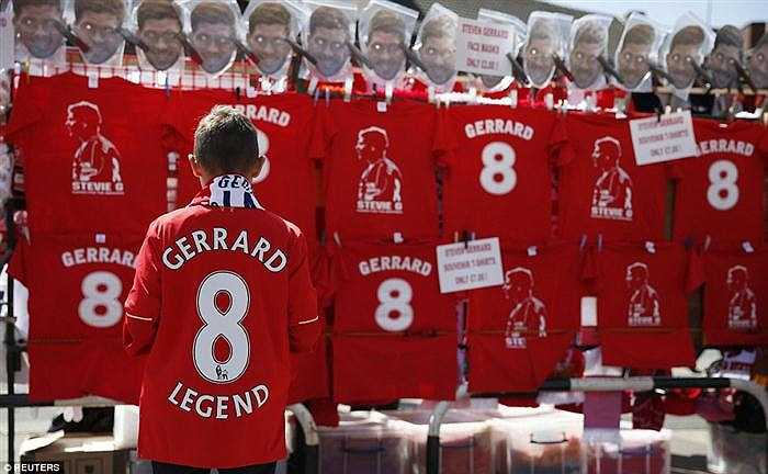 Bên ngoài sân, những đồ vật mang hình ảnh Gerrard xuất hiền khắp mọi gian hàng