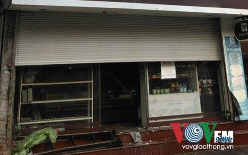 Lửa thiêu rụi cửa hàng bánh ngọt trên phố Phùng Hưng, Hà Nội