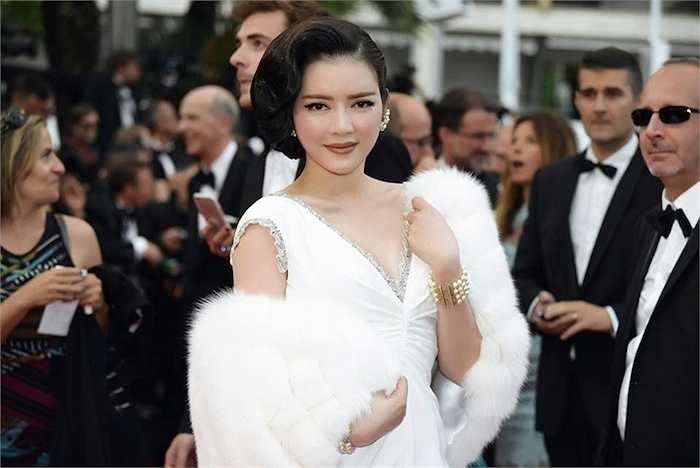 Vẻ lộng lẫy, quyền quý của người đẹp V-biz tại Cannes. (Trung Ngạn)