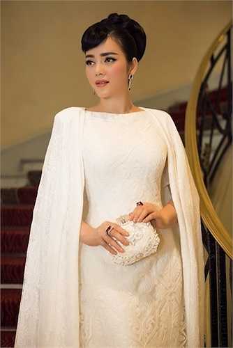 Lý Nhã Kỳ cũng chọn một trang phục ren trắng với phần áo khoác được đính liền để tạo vẻ thướt tha, quyến rũ.