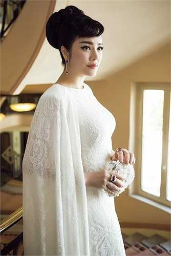 Người đẹp tinh tế kết hợp thêm phụ kiện cùng tông và cách trang điểm cổ điển, nhấn vào mắt.
