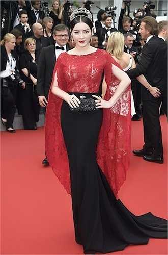Trong ngày thứ 2 tại Cannes, Nhã Kỳ cũng chọn trang phục ren màu đỏ - đen quý phái.