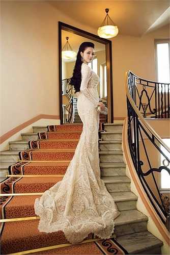 Cô diện một bộ váy ren thướt tha có độ dài hơn 2 mét.