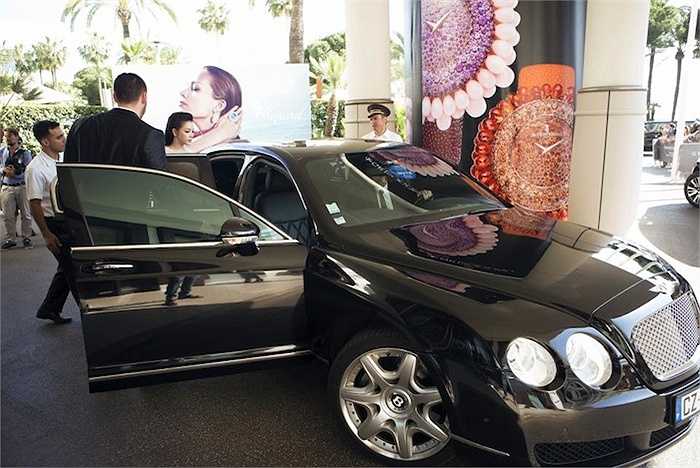 Cô được đưa rước đến sự kiện bằng xe Bentley sang trọng.
