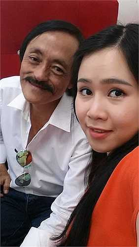 Một ngày của nam diễn viên quen thuộc trong chương trình Gặp nhau cuối tuần thường bắt đầu rất sớm. Vào khoảng 4 - 5h, anh tỉnh dậy và dạo quanh khu vườn... Sau đó, anh sẽ ghi lại những việc cần làm vào một tờ giấy để người nhà và giúp việc thực hiện. Khoảng 6h, anh lái xe vào nội thành, anh sáng, đọc lại kịch bản và tới địa điểm quay. Trước khi bắt tay vào thực hiện 3 tiểu phẩm hài cho VTV3, anh tranh thủ chụp ảnh 'tự sướng' cùng với nữ đồng nghiệp trẻ.