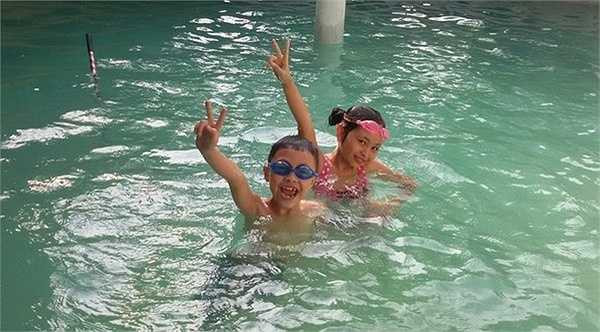 Trước ngôi nhà 3 tầng, Giang Còi cho xây một chiếc bể bơi nhỏ làm nơi vui chơi cho các con. Anh thường dạy con bơi vào những buổi chiều, sau khi chúng đi học về.