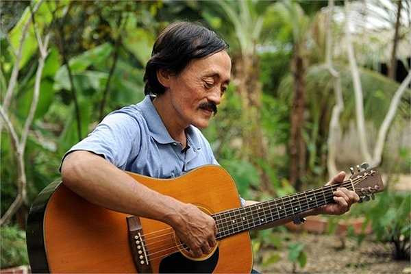 Chiều muộn thường là khoảng thời gian nam diễn dành riêng cho bản thân. Khi đó, anh hay lấy xe máy dạo quanh làng, gặp gỡ một vài người bạn hoặc ôm đàn guitar ra vườn hát. 