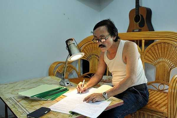 Sau khi ăn tối cùng gia đình, xem một vài chương trình truyền hình yêu thích, Giang Còi dành thời gian nghiên cứu kịch bản. Anh luôn ghi chép rất cẩn thận. Thói quen này hình thành từ những ngày đầu tiên anh làm diễn viên.