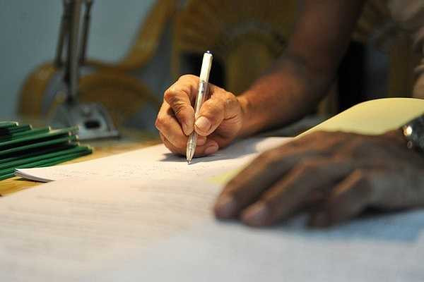 Giang Còi học trong trường Đại học Sân khấu Điện ảnh 11 năm. 5 năm học diễn viên, 4 năm học đạo diễn và 2 năm cao học.