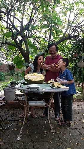 Giang Còi trồng rất nhiều các loại cây ăn quả khác nhau như mít, vải, xoài, ổi, bưởi, cam.... Anh cho hay, anh rất thích cảm giác hái trái cây rồi tận hưởng hương vị của nó ngay tại vườn. Thi thoảng, anh còn hái mang đi tặng bạn bè.