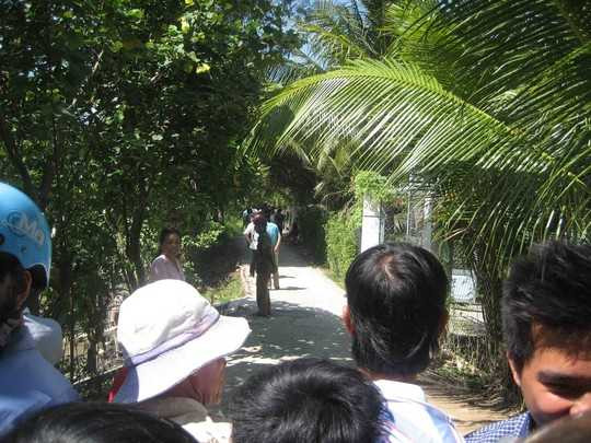 Nhậu say, nam thanh niên tự lao xe xuống sông