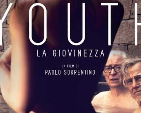 Youth gây chú ý bởi hình ảnh khỏa thân của cô gái trẻ trước mặt hai người đàn ông cao tuổi.