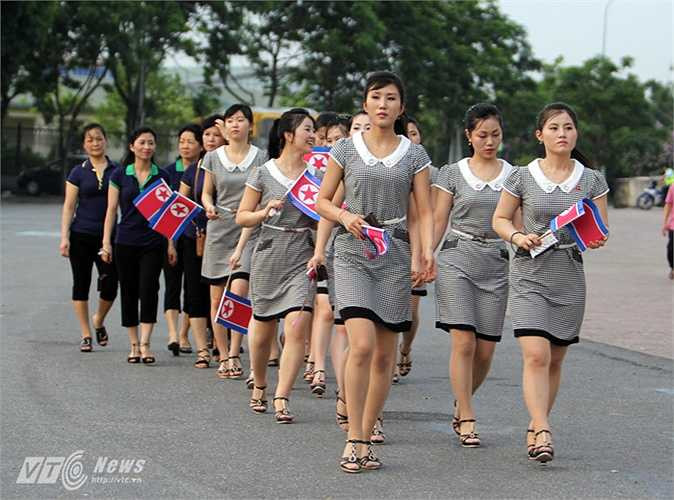 Sự có mặt của những cô gái Triều Tiên này khiến nhiều người ngang qua phải chú ý.