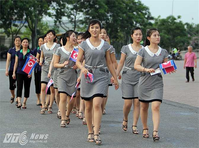 Những nữ CĐV tươi cười bước vào sân Mỹ Đình.