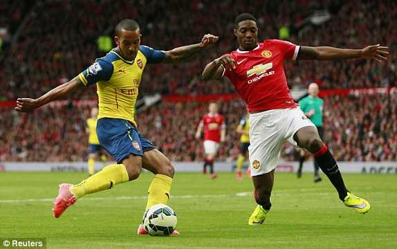Theo Walcott gỡ hòa cho Arsenal