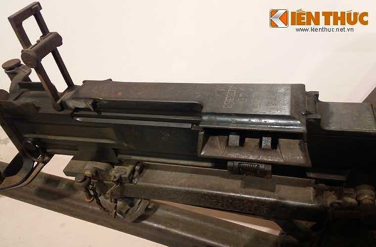 Đại liên K53 có trọng lượng 13,8kg nếu chỉ tính thân súng, dài 1,15m, chiều dài nòng 720mm, cơ cấu hoạt động nạp đạn bằng khí nén với dây đạn 200-250 viên 7,62x54mmR. 