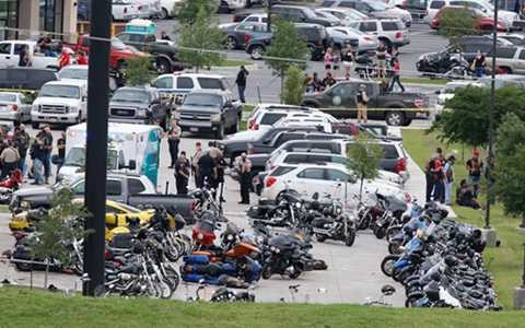 Cảnh sát thu giữ hàng chục chiếc xe phân khối lớn và phong tỏa hiện trường vụ đọ súng