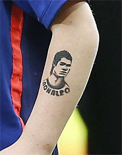 Cậu nhóc in hình Ronaldo ở cánh tay