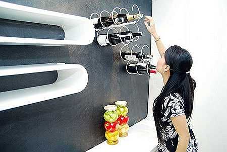 Kệ rượu được Cẩm Ly sắp xếp như trong một bar nhỏ.