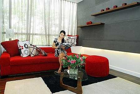 Cẩm Ly hiện đang sống tại căn hộ cao cấp tại khu Suncity tại Q.7, TP HCM (gần penthouse hạng sang với Đàm Vĩnh Hưng).