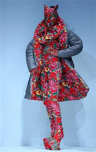 Vừa qua, một show diễn thời trang ở Trung Quốc gây chú ý khi các trang phục được thiết kết theo cảm hứng từ vải chăn con công. Phong cách này nhanh chóng trở thành mốt tại nhiều quốc gia châu Á, trong đó có Việt Nam