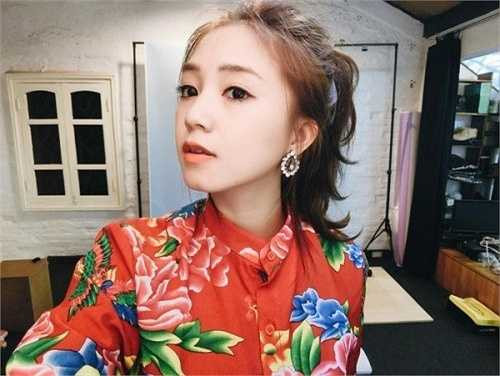 Đây là vải có màu sặc sỡ, nhiều họa tiết hoa, lá. Hiện tại, loại vải này được nhiều bạn trẻ chọn mua để may trang phục, trong đó có hot girl Salim.