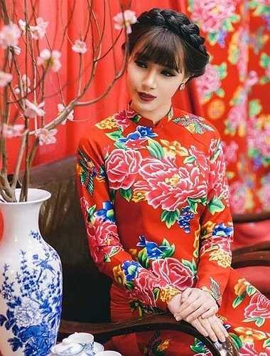 Hà Min - Á khôi Miss Ngôi Sao 2012 trông khá nổi bật trong trang phục áo dài truyền thống được may từ vải chăn con công