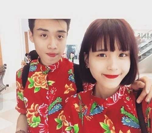 Hai bạn trẻ tự tin diện trang phục chăn con công đi chơi cùng bạn bè. Hoàng My, sinh viên năm thứ tư Đại học Tôn Đức Thắng TP HCM cũng hào hứng với kiểu trang phục này