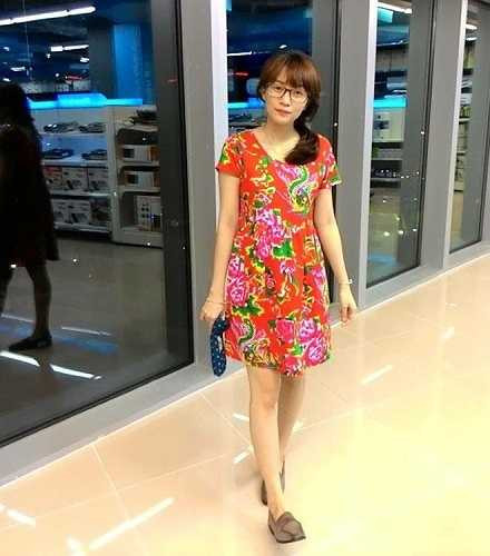 Chủ cửa hàng thời trang online, với hơn 35.000 thành viên, cho biết: 'Do nhu cầu tăng nên chúng tôi phải nhập vải về liên tục. Để tránh trùng lặp và nhàm chán, cửa hàng cũng tạo ra các sản phẩm mới cách điệu từ họa tiết này'.