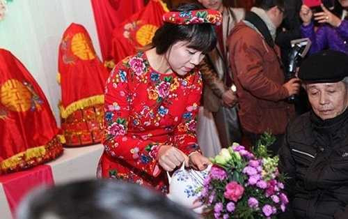 Cô dâu Việt Trần Lệ Huyền áp dụng họa tiết xanh đỏ những năm 1980 vào áo cưới. Theo Huyền, chăn con công là món quà của mẹ, nên rất ý nghĩa