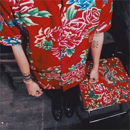 Chị Thúy, chủ cửa hàng thời gian trên phố Hoàng Cầu (Hà Nội) cho biết, loại vải họa tiết chăn con công có giá dao động từ 100.000 đồng một m vải, khổ 1,5m