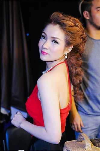 Thủy Top xinh đẹp, quyến rũ.