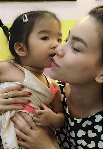 Hà Hồ bên bé Thỏ, con gái Xuân Lan.