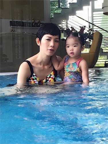 Mẹ con Xuân Lan nô đùa trong bể bơi.