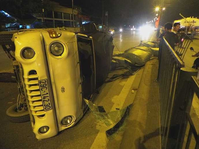 Hà Nội: Xe tải lật nhào giữa đường, người dân đập kính cứu tài xế