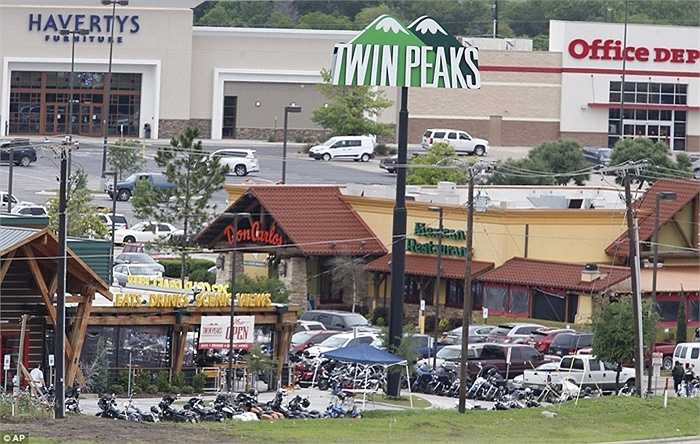 Vụ việc xảy ra ở cửa hàng rượu và đồ nướng Twin Peaks, nằm trong Trung tâm mua sắm Texas