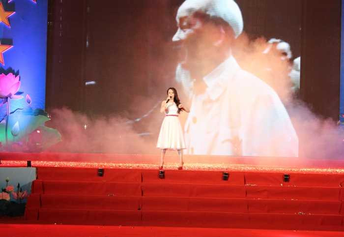 Hồ Quỳnh Hương 'cháy' hết mình cùng thanh niên Thủ đô