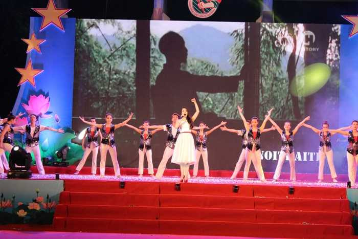 Hồ Quỳnh Hương 'cháy' hết mình cùng thanh niên Thủ đô