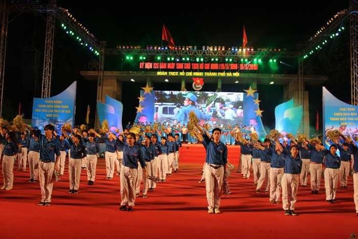 Hồ Quỳnh Hương 'cháy' hết mình cùng thanh niên Thủ đô