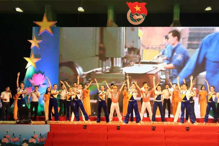 Hồ Quỳnh Hương 'cháy' hết mình cùng thanh niên Thủ đô