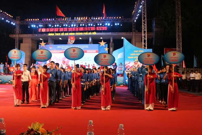 Hồ Quỳnh Hương 'cháy' hết mình cùng thanh niên Thủ đô