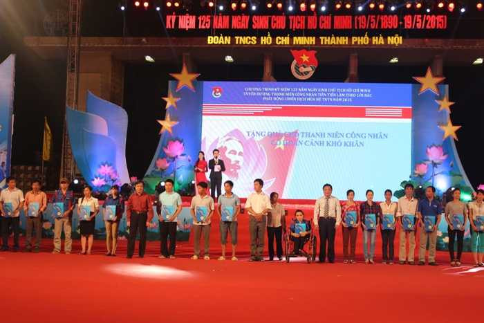 Hồ Quỳnh Hương 'cháy' hết mình cùng thanh niên Thủ đô