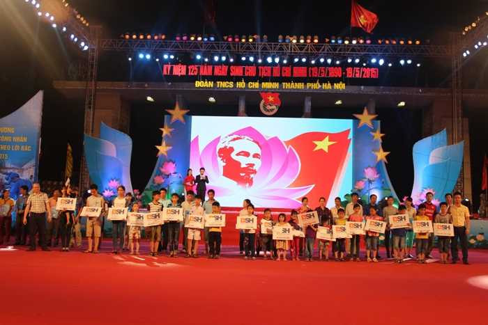 Hồ Quỳnh Hương 'cháy' hết mình cùng thanh niên Thủ đô