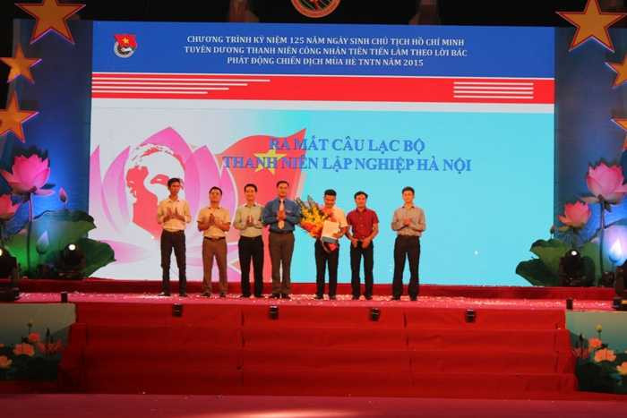 Hồ Quỳnh Hương 'cháy' hết mình cùng thanh niên Thủ đô