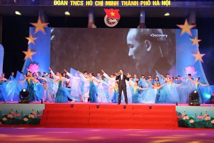 Hồ Quỳnh Hương 'cháy' hết mình cùng thanh niên Thủ đô