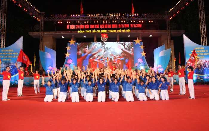 Hồ Quỳnh Hương 'cháy' hết mình cùng thanh niên Thủ đô