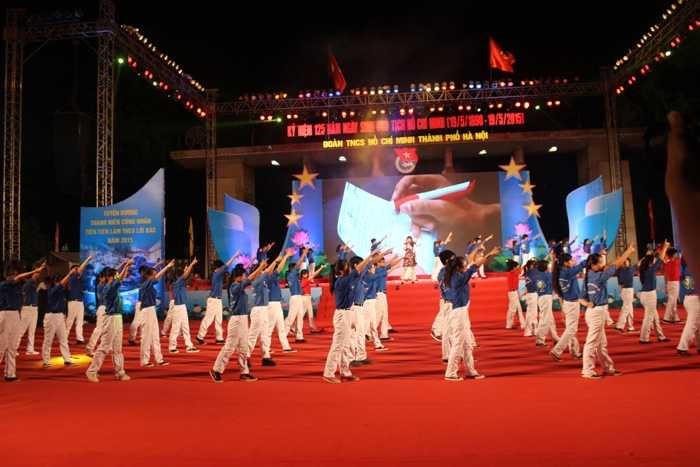 Hồ Quỳnh Hương 'cháy' hết mình cùng thanh niên Thủ đô