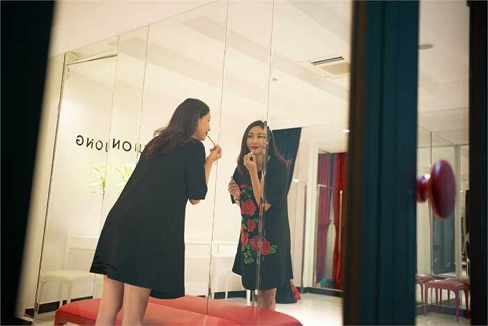 Hà Kiều Anh chia sẻ, cô chọn những trang phục của NTK Đỗ Mạnh Cường cho chuyến sang Mỹ sắp tới bởi sự tối giản nhưng tinh tế trong trang phục.